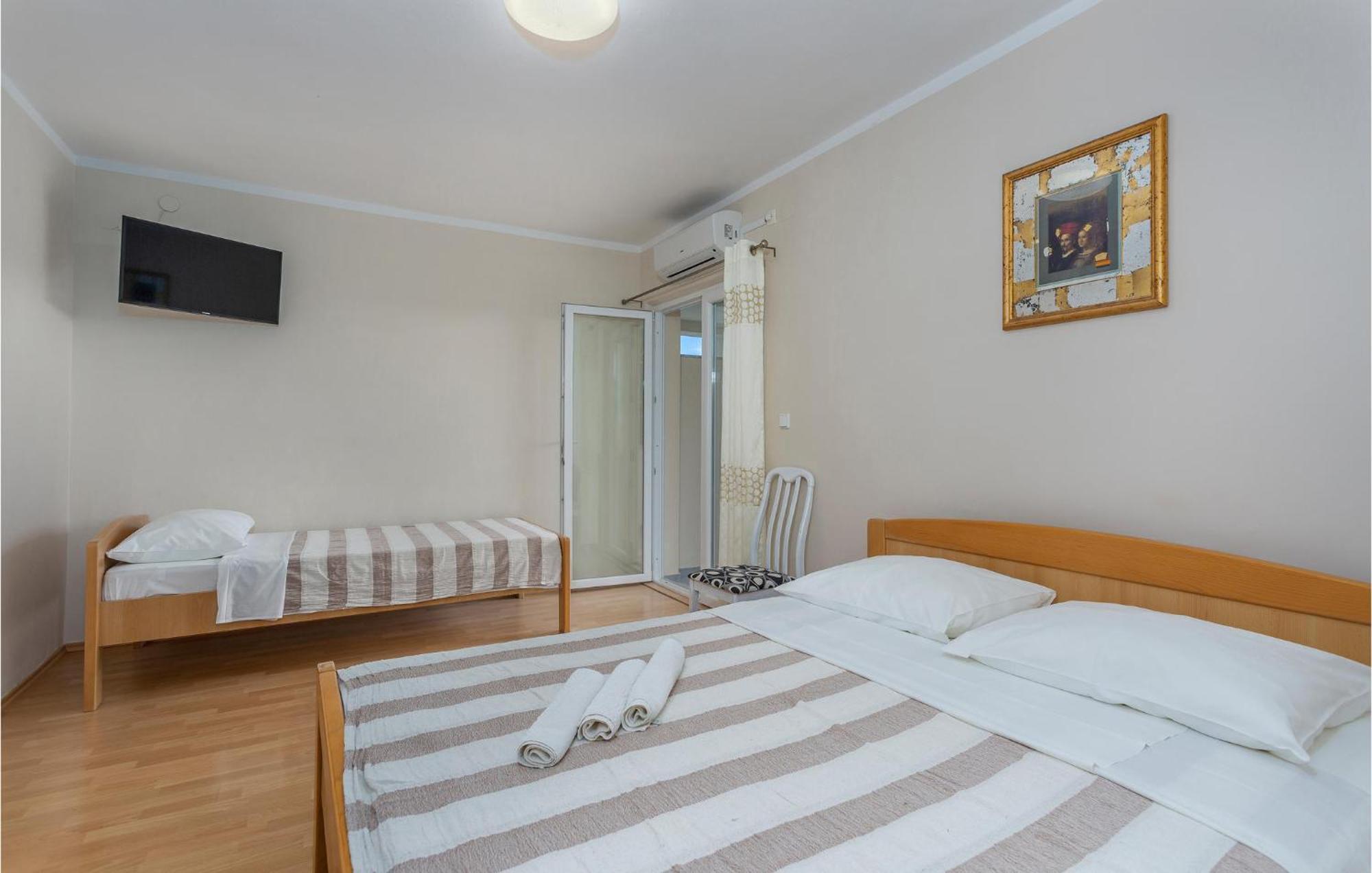 2 Bedroom Beautiful Apartment In Pinezici מראה חיצוני תמונה